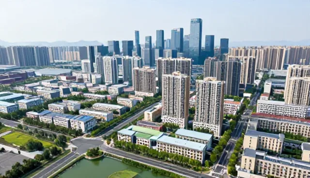 两种维护策略对比：业务适配中的实际取舍